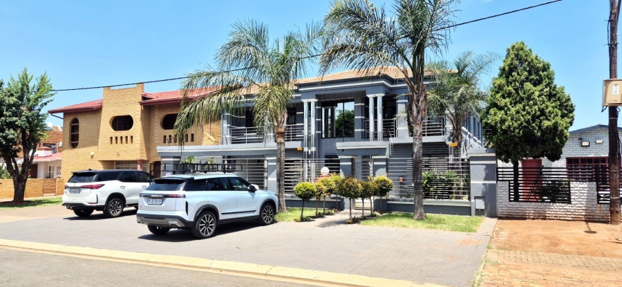 7 Bedroom Property for Sale in Lenasia Ext 3 Gauteng