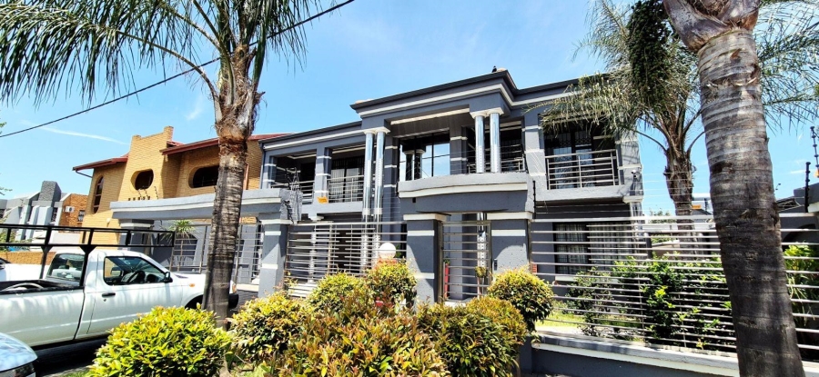 7 Bedroom Property for Sale in Lenasia Ext 3 Gauteng