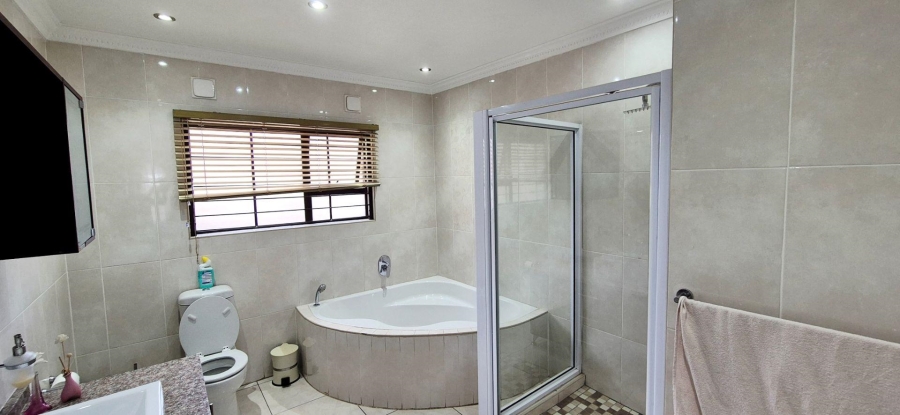 7 Bedroom Property for Sale in Lenasia Ext 3 Gauteng