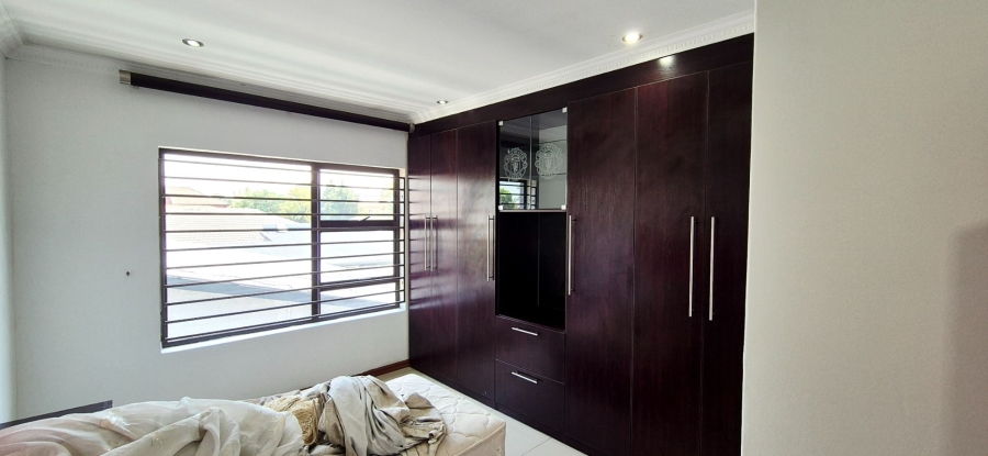 7 Bedroom Property for Sale in Lenasia Ext 3 Gauteng