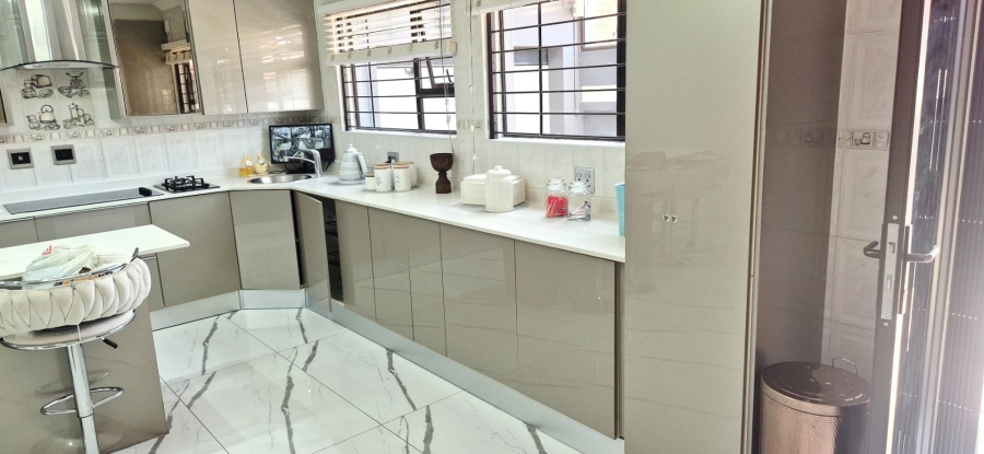 7 Bedroom Property for Sale in Lenasia Ext 3 Gauteng