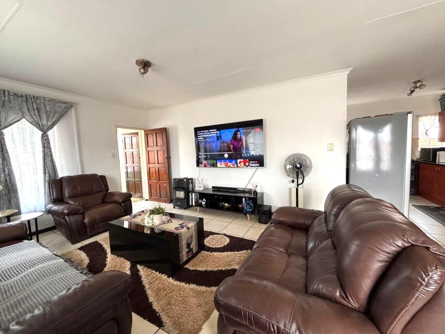 3 Bedroom Property for Sale in Roseacres Gauteng
