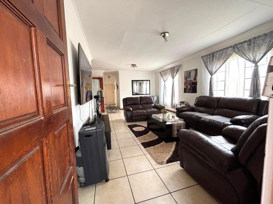 3 Bedroom Property for Sale in Roseacres Gauteng