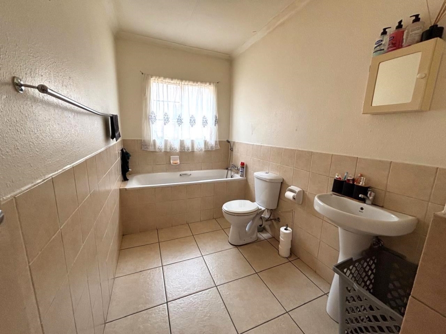 3 Bedroom Property for Sale in Roseacres Gauteng