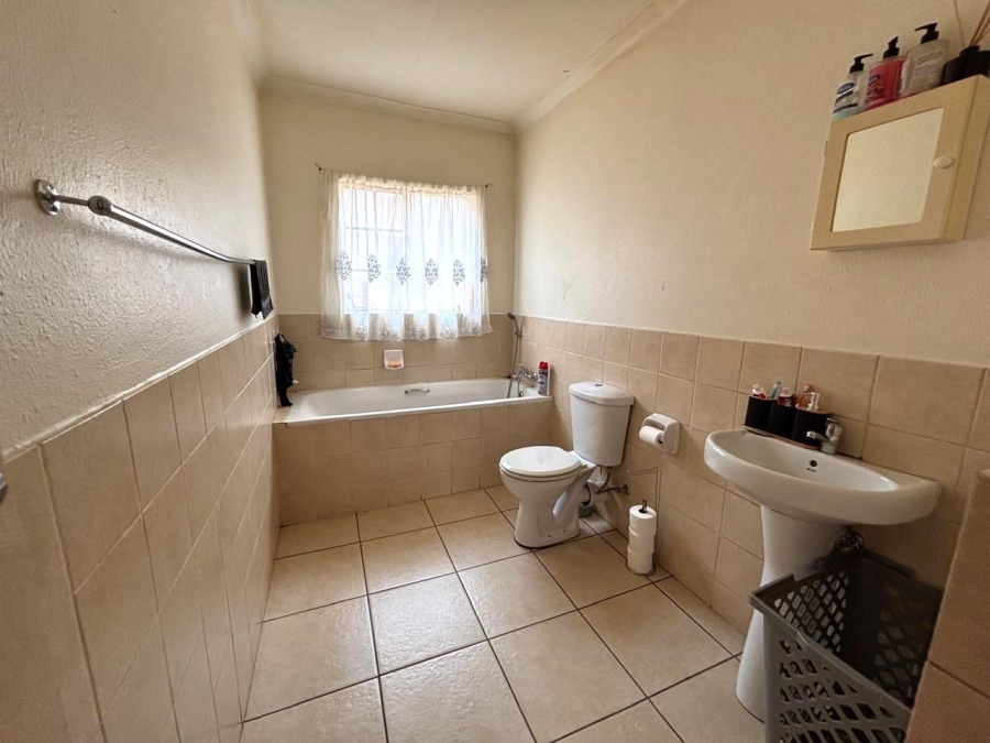 3 Bedroom Property for Sale in Roseacres Gauteng