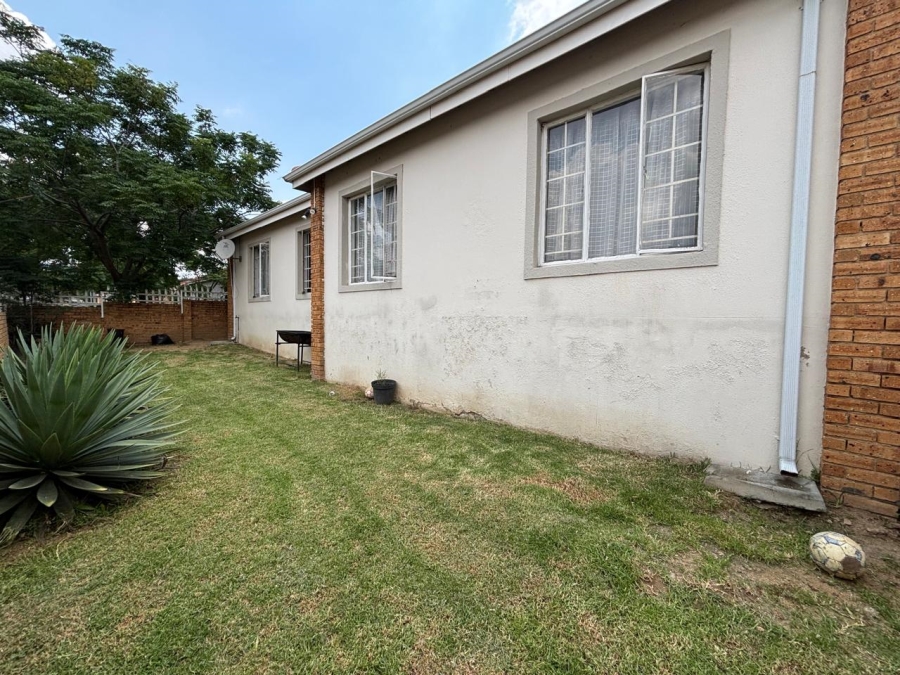 3 Bedroom Property for Sale in Roseacres Gauteng