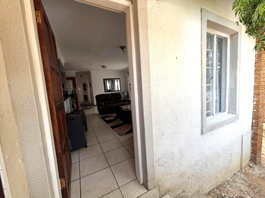 3 Bedroom Property for Sale in Roseacres Gauteng