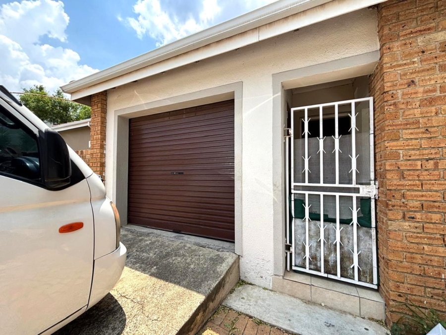 3 Bedroom Property for Sale in Roseacres Gauteng