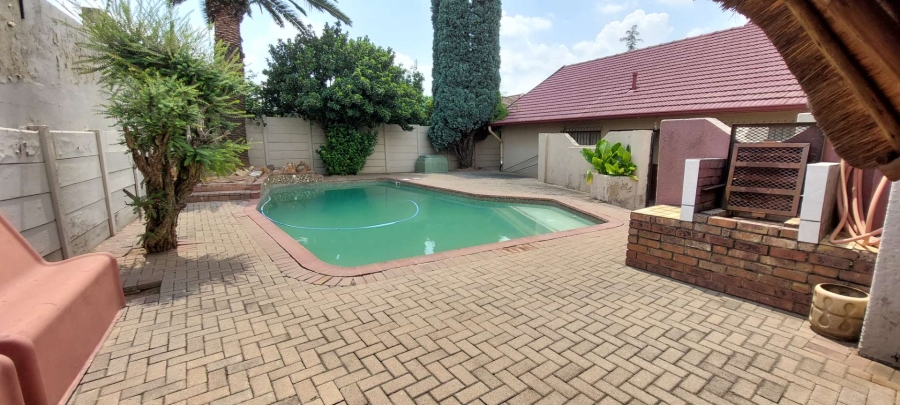 3 Bedroom Property for Sale in Roseacres Gauteng