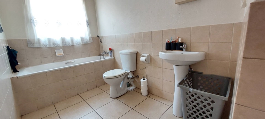 3 Bedroom Property for Sale in Roseacres Gauteng