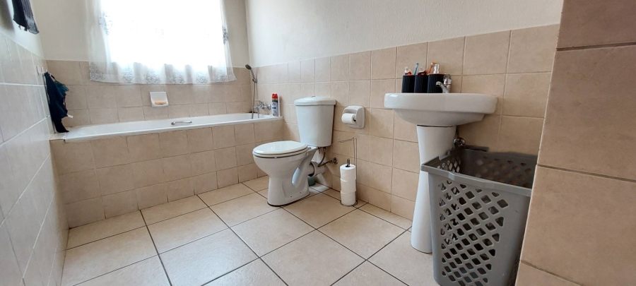 3 Bedroom Property for Sale in Roseacres Gauteng