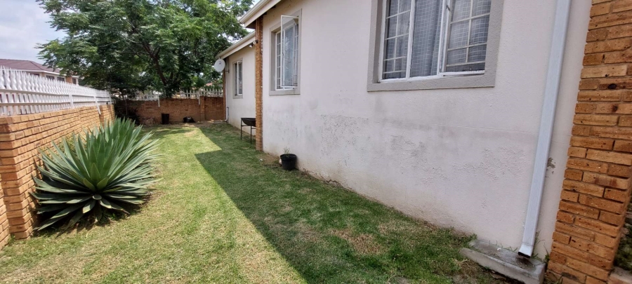 3 Bedroom Property for Sale in Roseacres Gauteng