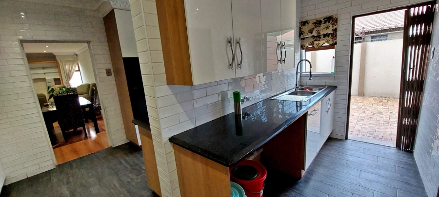 5 Bedroom Property for Sale in Verwoerdpark Gauteng