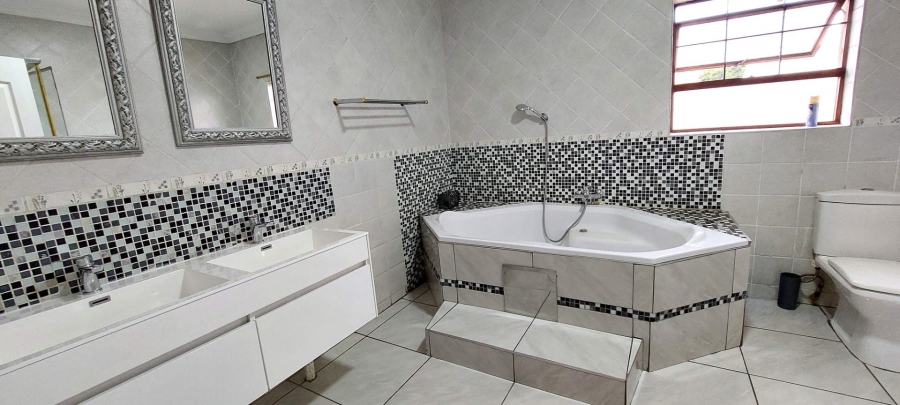 5 Bedroom Property for Sale in Verwoerdpark Gauteng