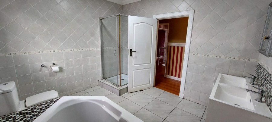 5 Bedroom Property for Sale in Verwoerdpark Gauteng