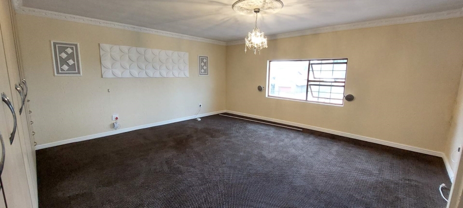 5 Bedroom Property for Sale in Verwoerdpark Gauteng