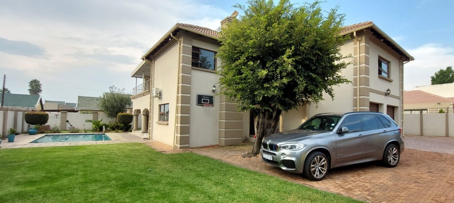 5 Bedroom Property for Sale in Verwoerdpark Gauteng