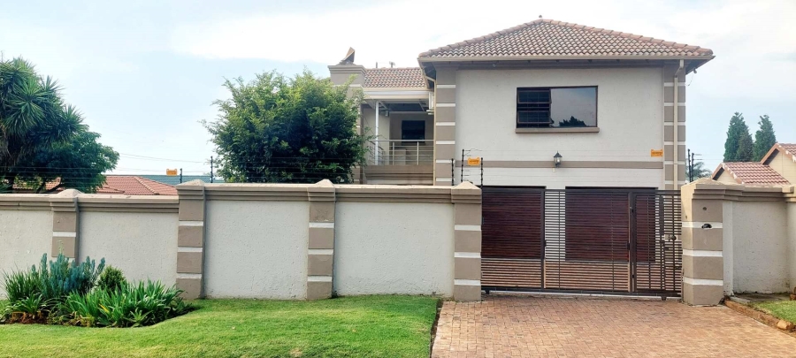 5 Bedroom Property for Sale in Verwoerdpark Gauteng