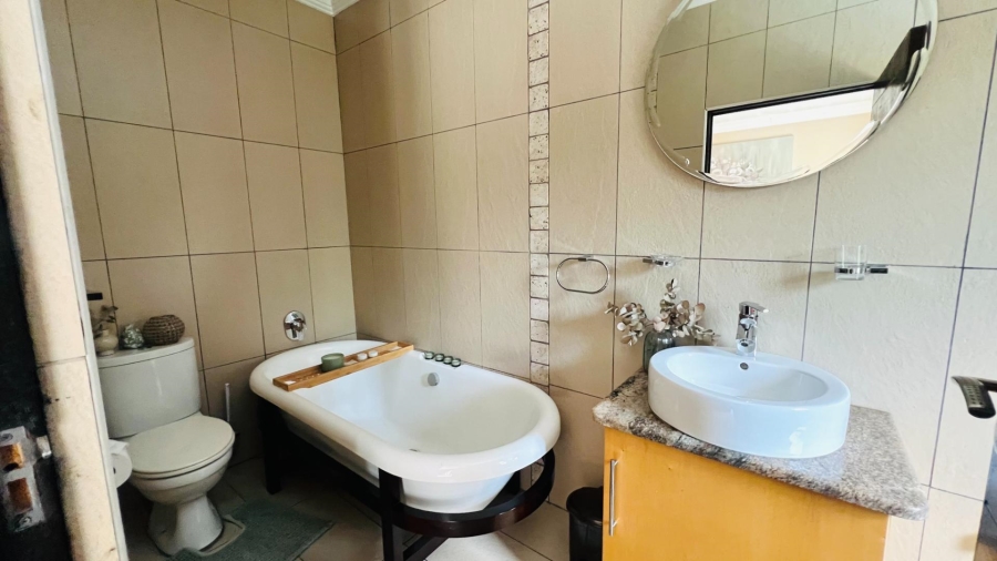 To Let 5 Bedroom Property for Rent in Midstream Estate Gauteng