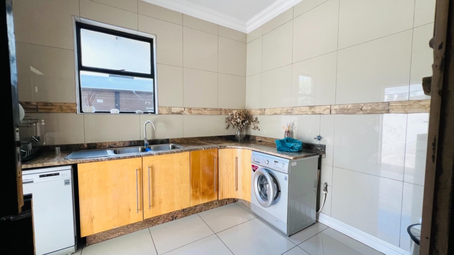 To Let 5 Bedroom Property for Rent in Midstream Estate Gauteng