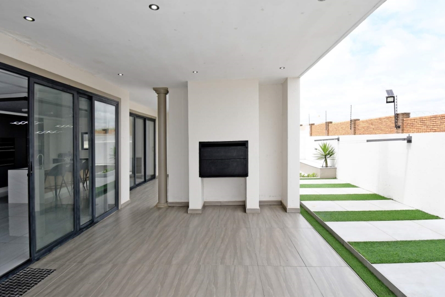 4 Bedroom Property for Sale in Blue Valley Golf Estate Gauteng