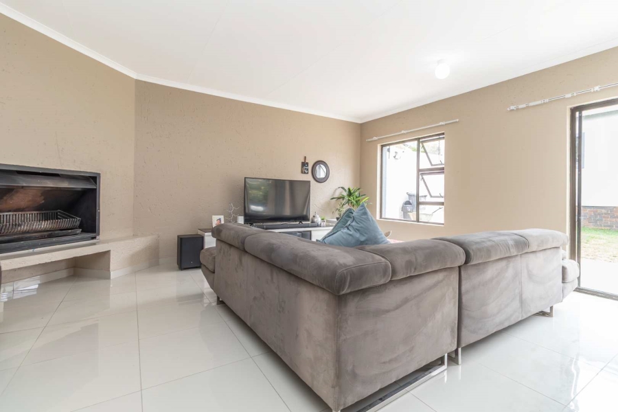 To Let 1 Bedroom Property for Rent in Hurlingham Manor Gauteng