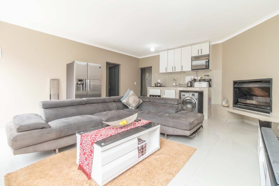 To Let 1 Bedroom Property for Rent in Hurlingham Manor Gauteng