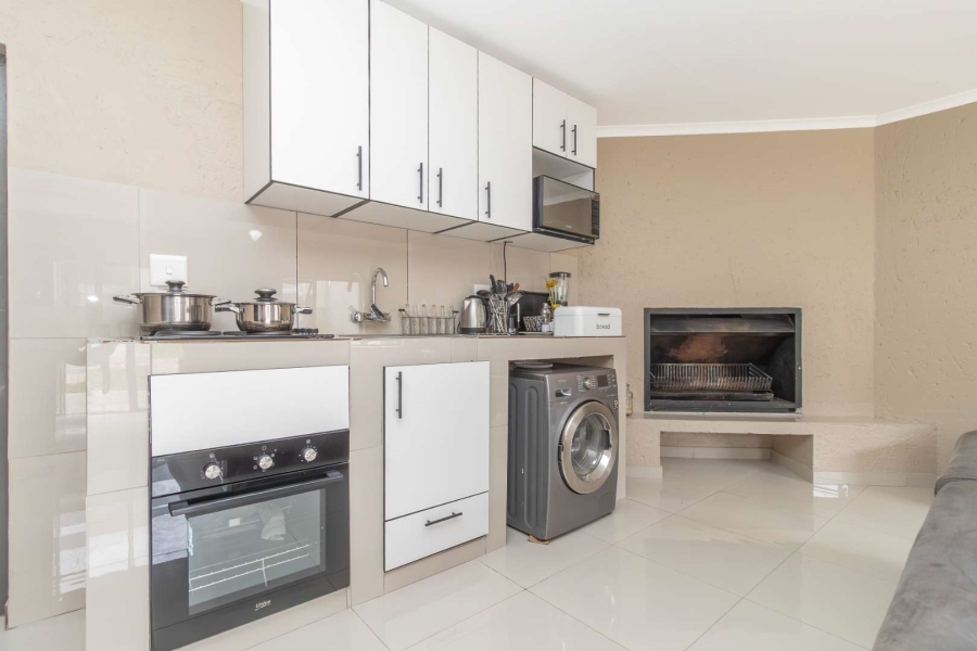 To Let 1 Bedroom Property for Rent in Hurlingham Manor Gauteng