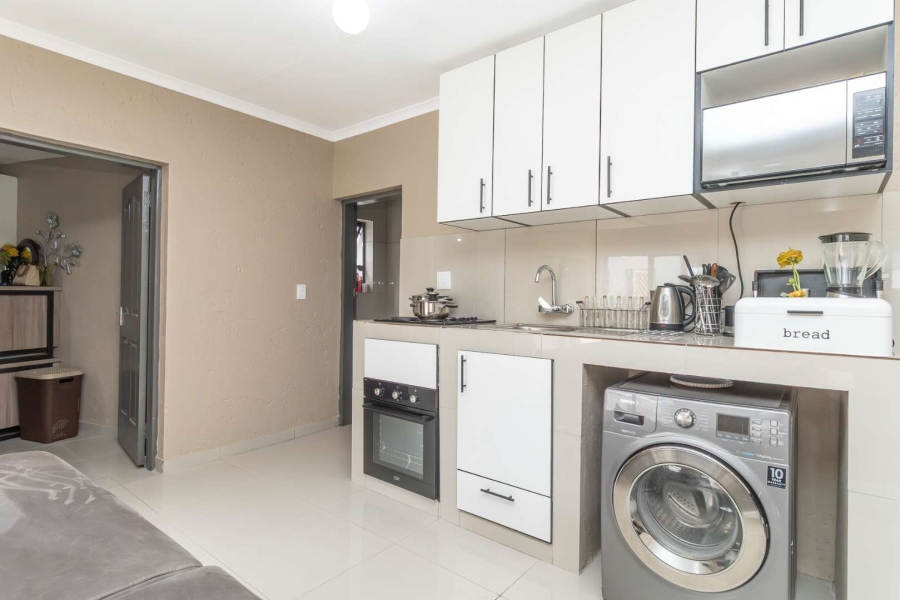 To Let 1 Bedroom Property for Rent in Hurlingham Manor Gauteng