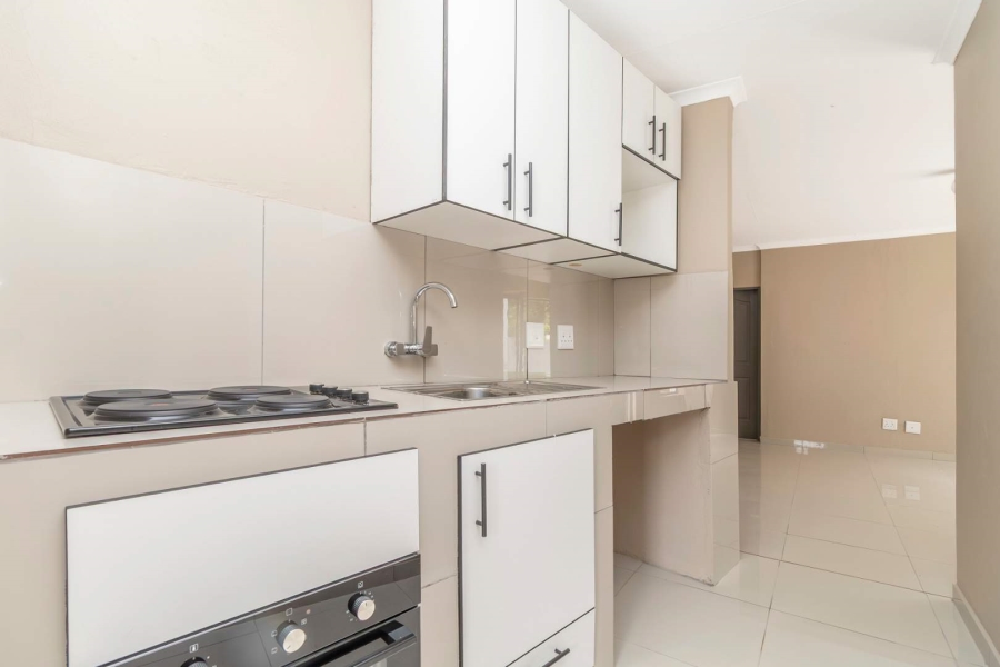 To Let 1 Bedroom Property for Rent in Hurlingham Manor Gauteng