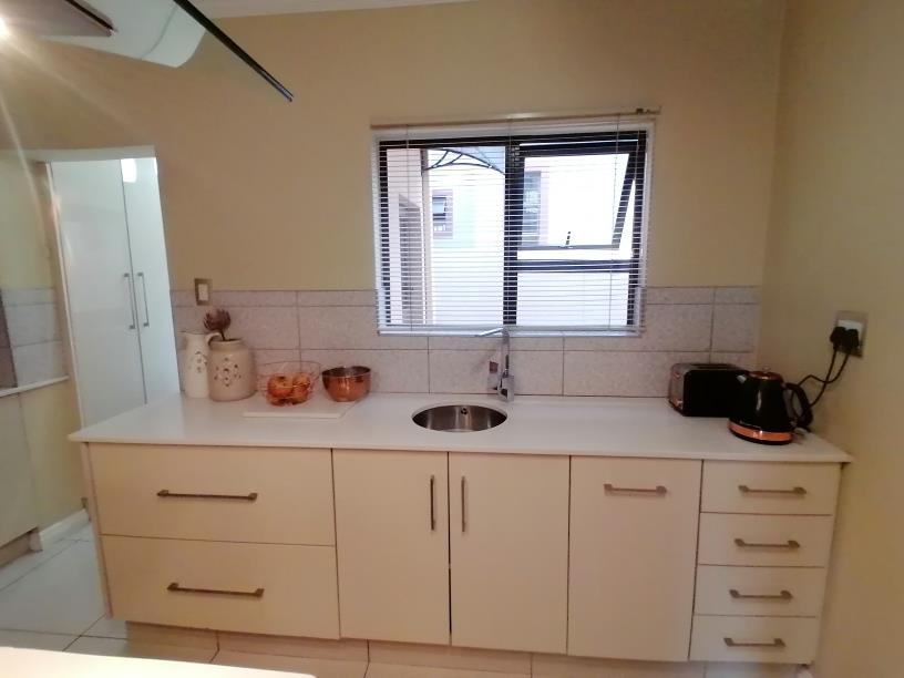 To Let 5 Bedroom Property for Rent in Pinehaven Gauteng