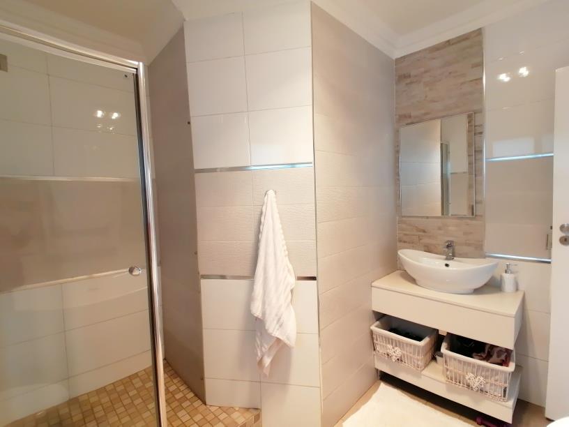 To Let 5 Bedroom Property for Rent in Pinehaven Gauteng