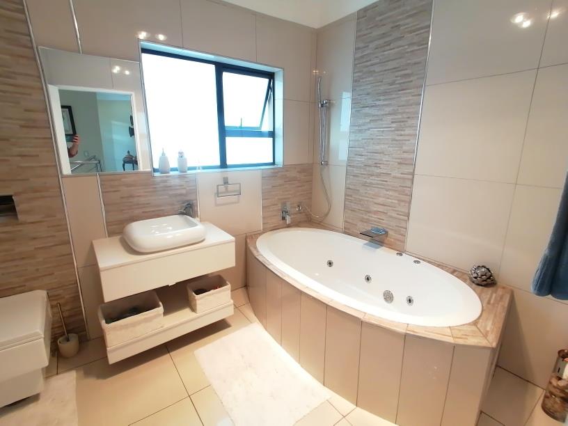 To Let 5 Bedroom Property for Rent in Pinehaven Gauteng