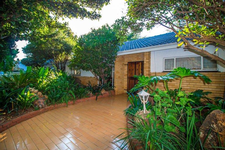 6 Bedroom Property for Sale in Eldoraigne Gauteng