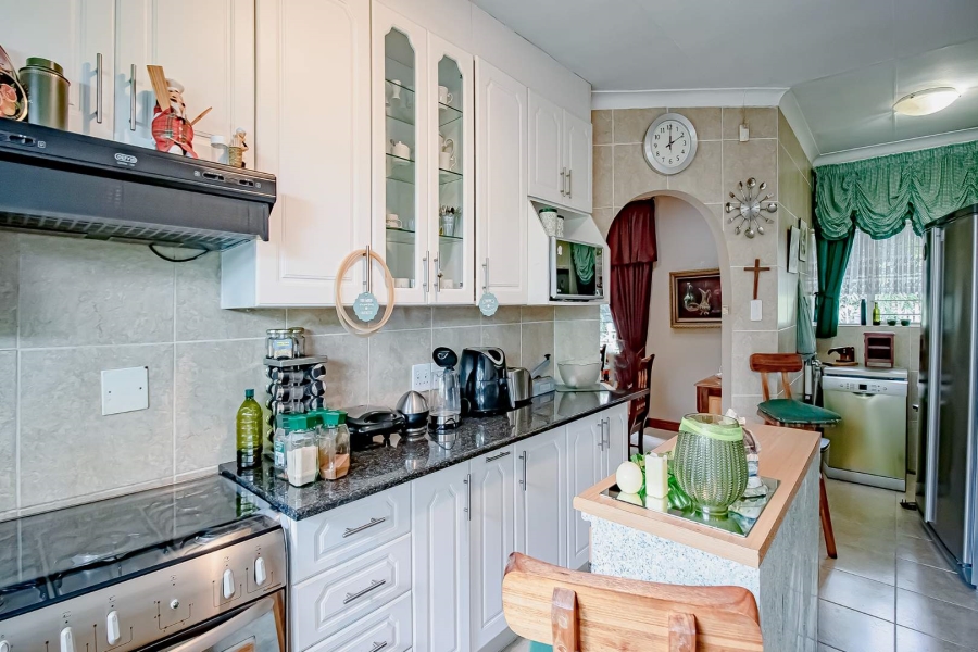 6 Bedroom Property for Sale in Eldoraigne Gauteng