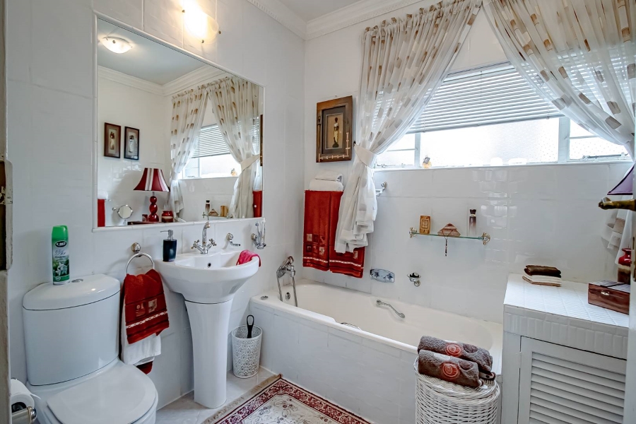 6 Bedroom Property for Sale in Eldoraigne Gauteng