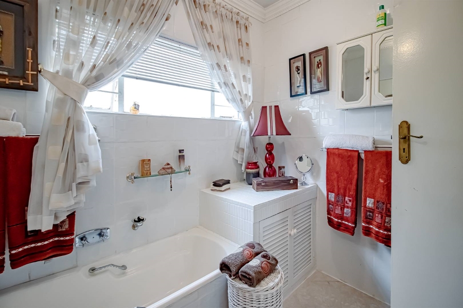 6 Bedroom Property for Sale in Eldoraigne Gauteng