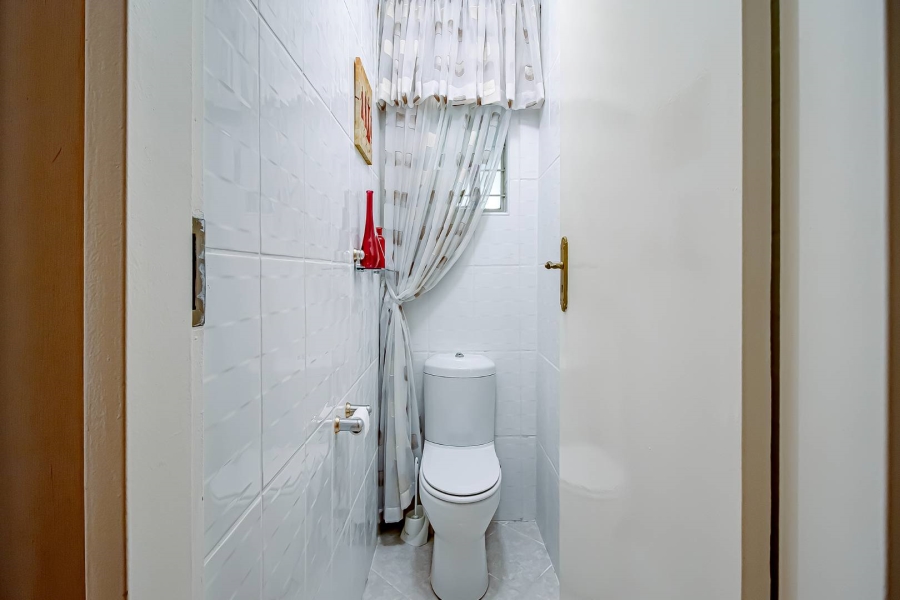 6 Bedroom Property for Sale in Eldoraigne Gauteng