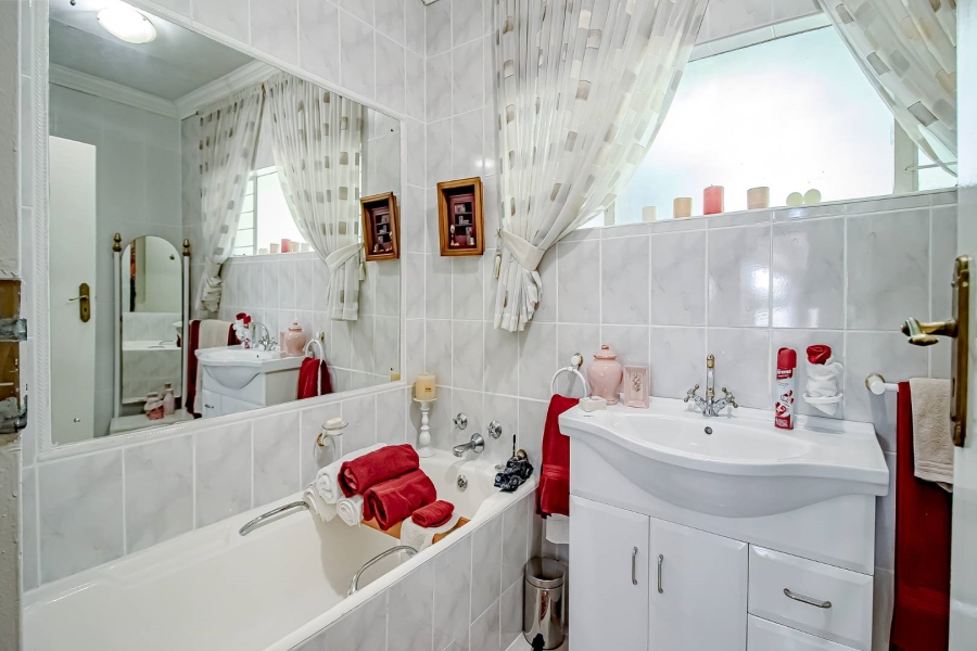 6 Bedroom Property for Sale in Eldoraigne Gauteng