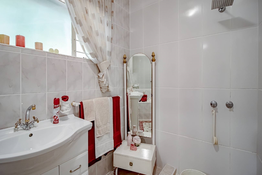 6 Bedroom Property for Sale in Eldoraigne Gauteng