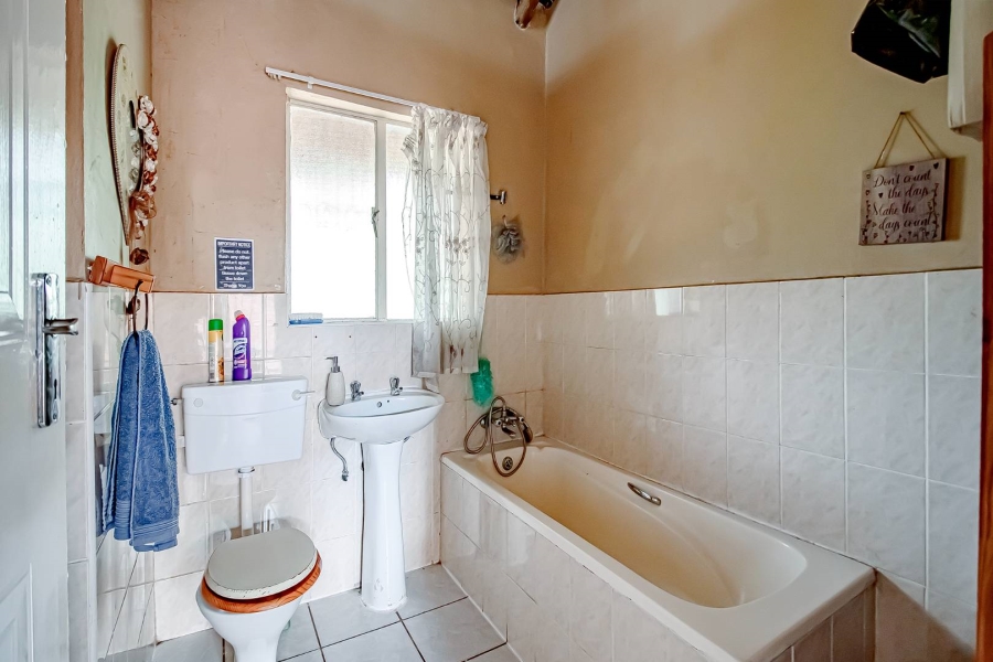 6 Bedroom Property for Sale in Eldoraigne Gauteng