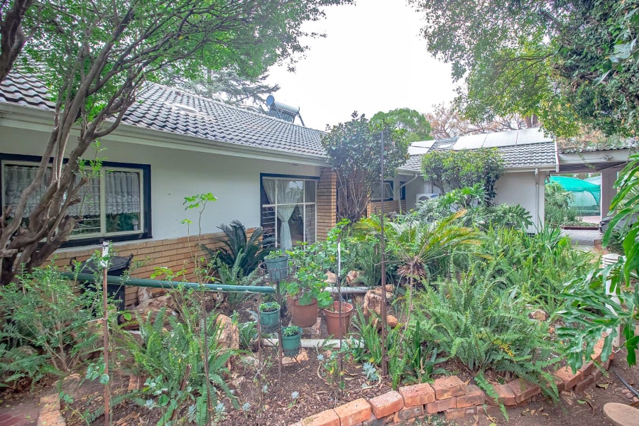 6 Bedroom Property for Sale in Eldoraigne Gauteng