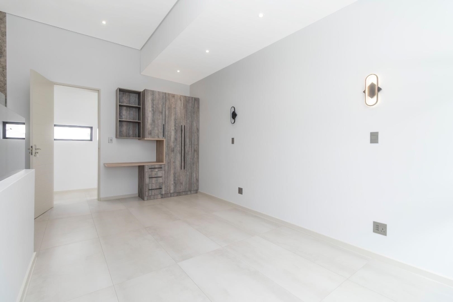 5 Bedroom Property for Sale in Waterfall Country Estate Gauteng