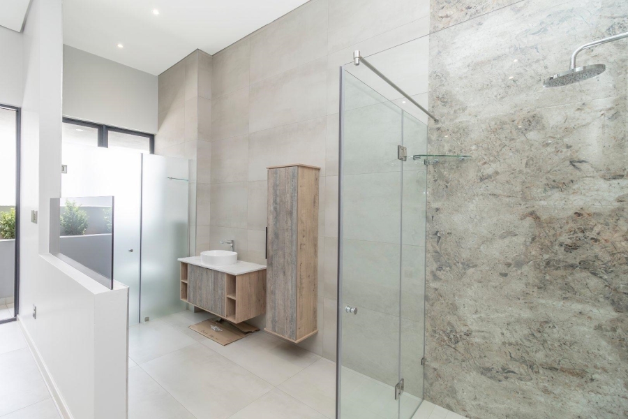 5 Bedroom Property for Sale in Waterfall Country Estate Gauteng