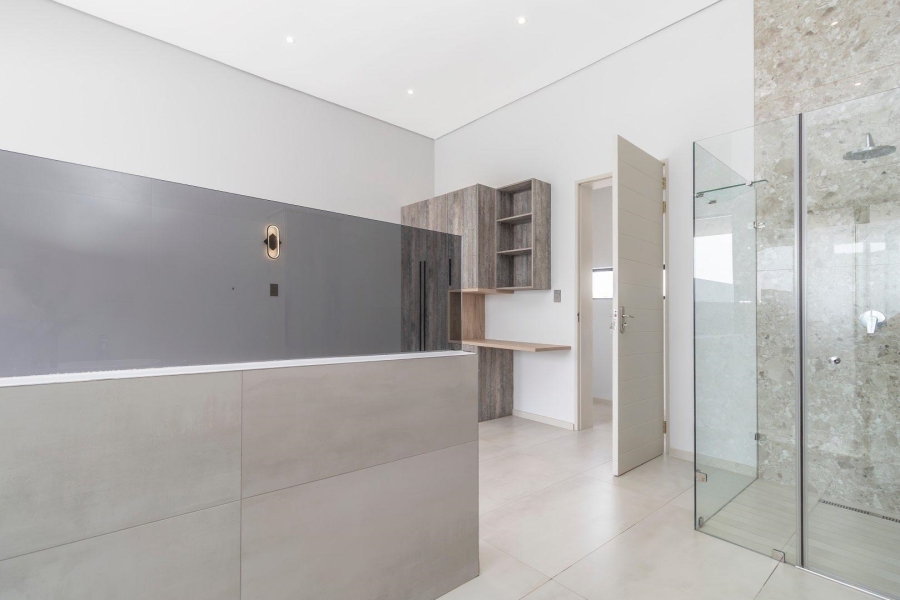 5 Bedroom Property for Sale in Waterfall Country Estate Gauteng