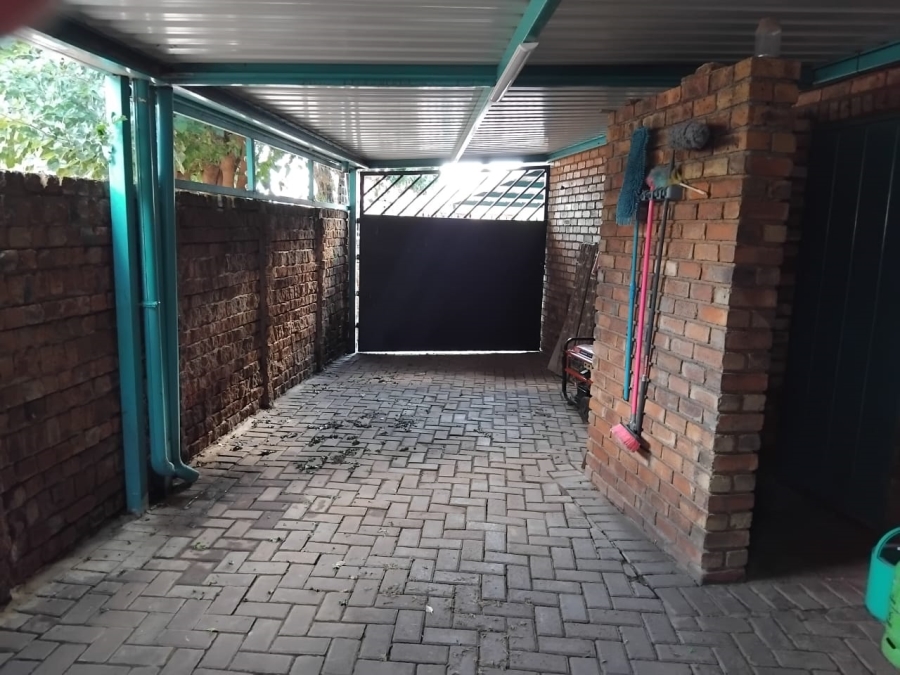 4 Bedroom Property for Sale in Klippoortje Gauteng