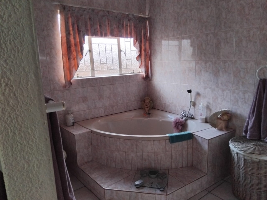 4 Bedroom Property for Sale in Klippoortje Gauteng