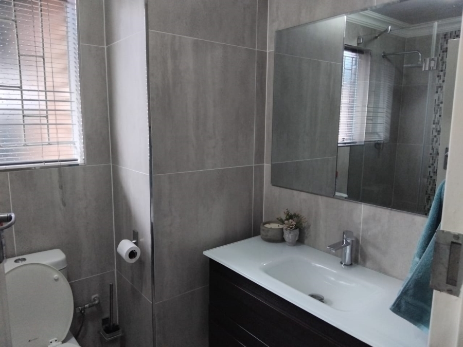 4 Bedroom Property for Sale in Klippoortje Gauteng