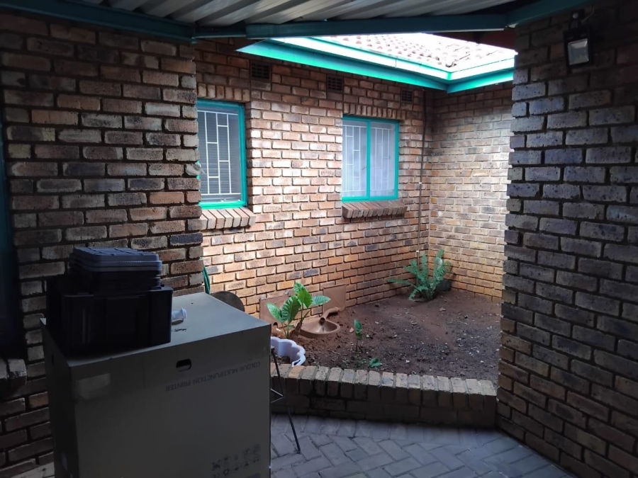 4 Bedroom Property for Sale in Klippoortje Gauteng