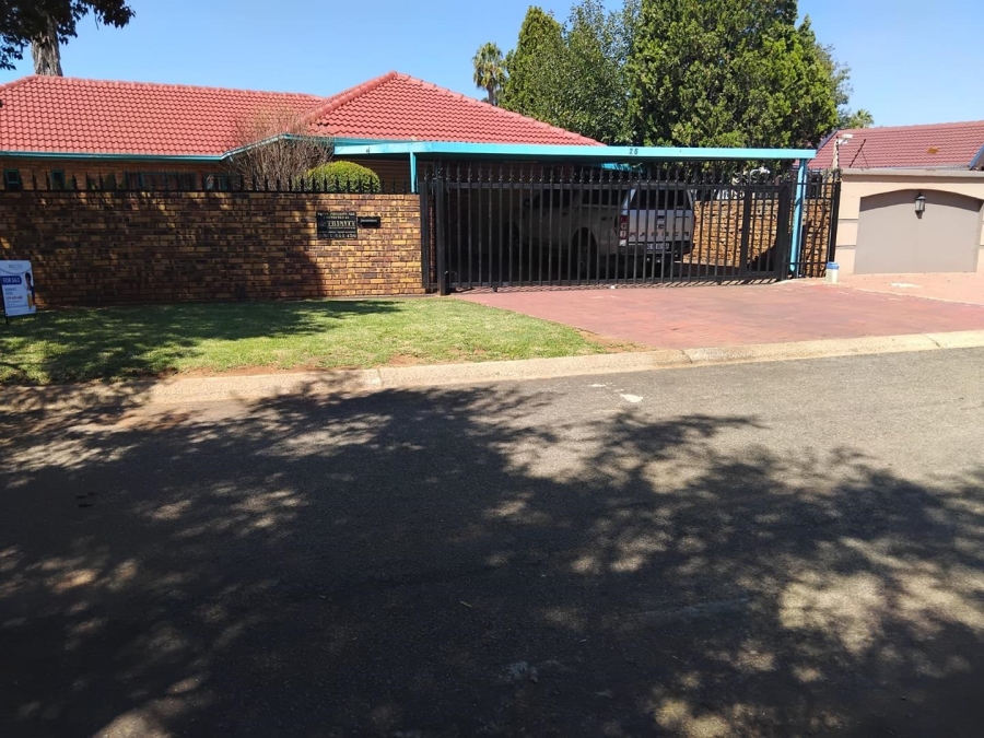 4 Bedroom Property for Sale in Klippoortje Gauteng